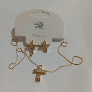 Conjunto crucifixo, corrente e brinco banhado a ouro.