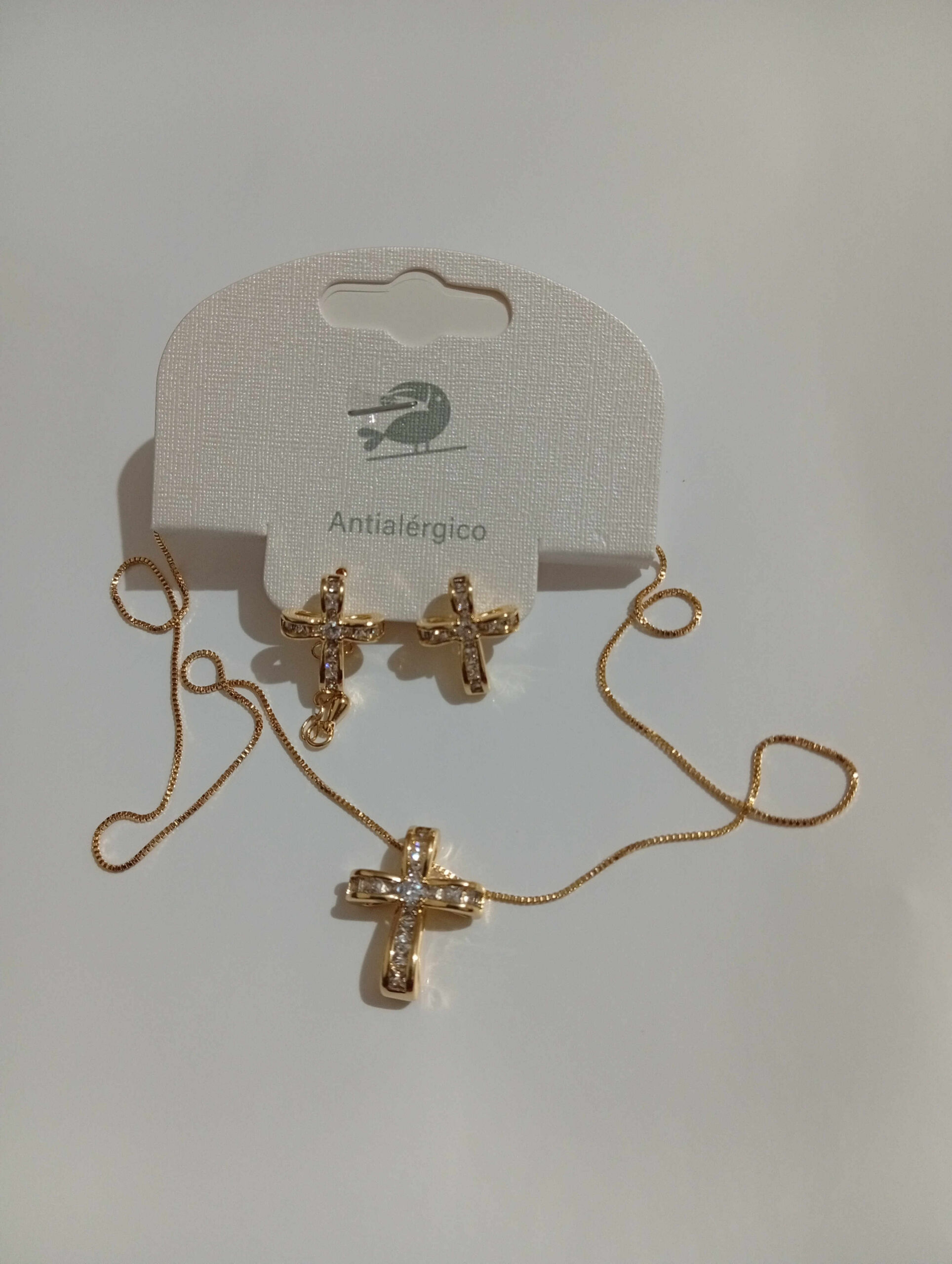 Conjunto crucifixo, corrente e brinco banhado a ouro.